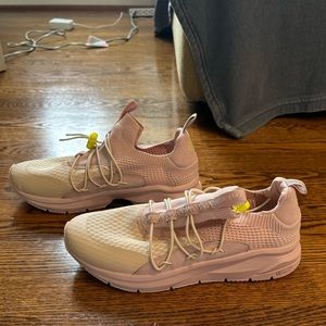 NWT Ollie Gray OG Sneaker in Rose